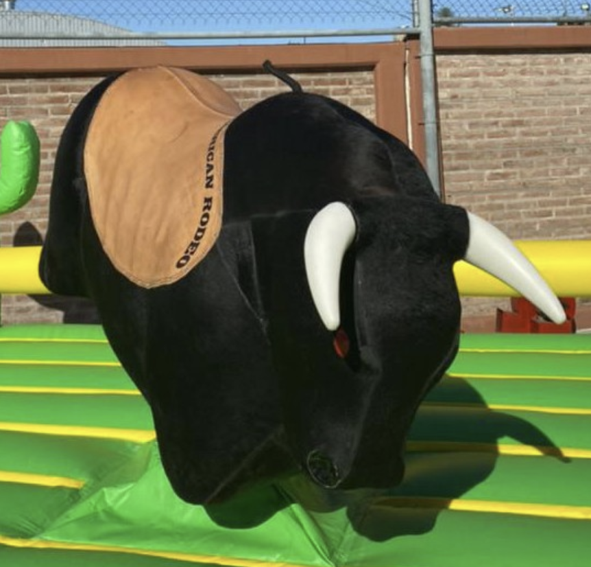 Toro mecánico sobre colchonetas de seguridad listo para eventos